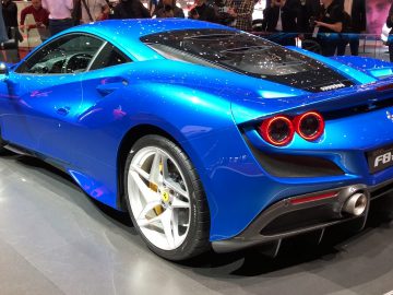 Een blauwe Toyota-sportwagen tentoongesteld.