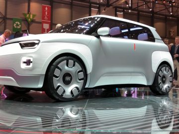 Een witte Toyota-auto is te zien op een autoshow.