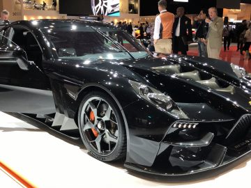 Een zwarte Toyota-sportwagen is te zien op een show.