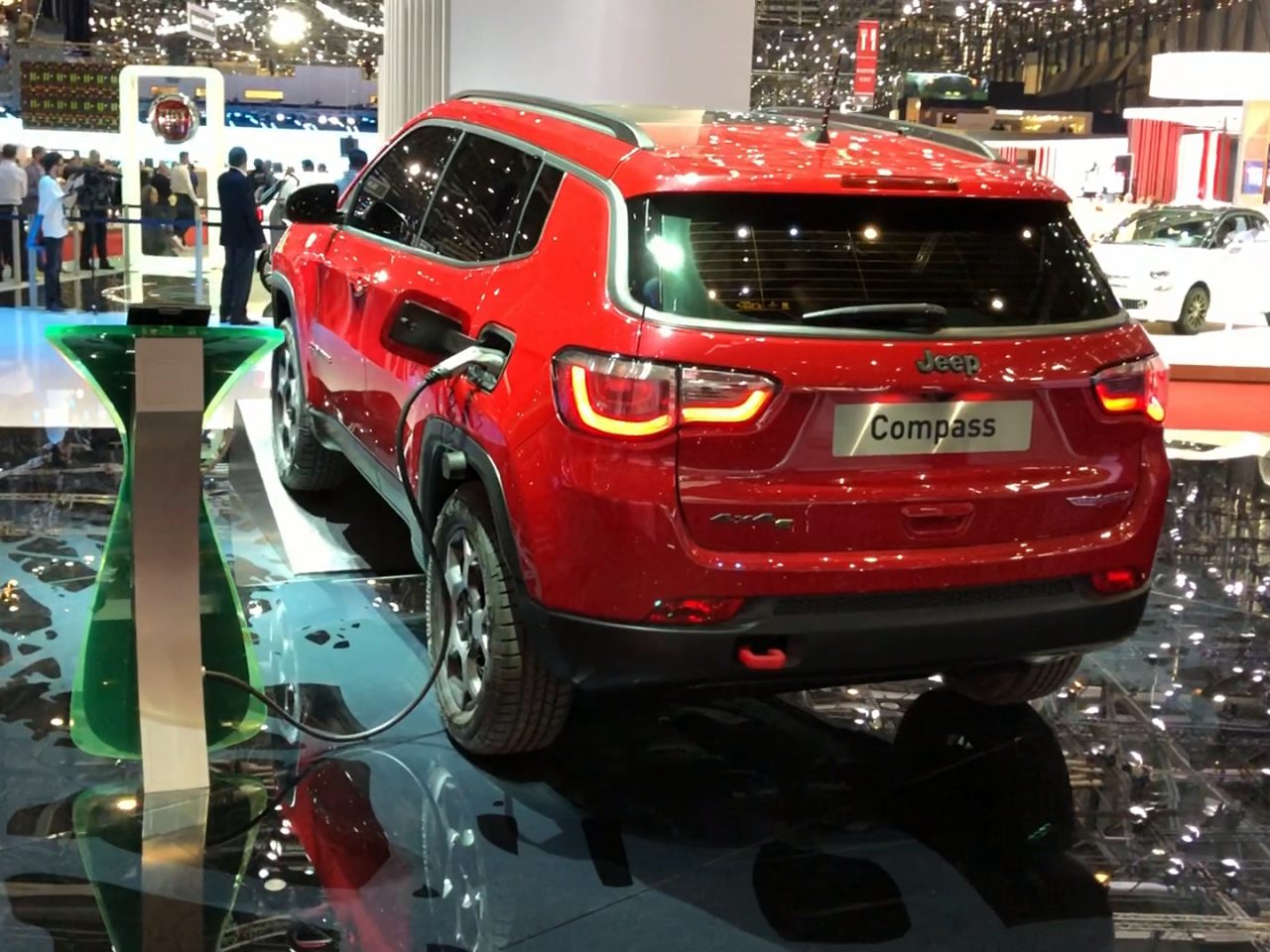 Een rode Toyota-auto tentoongesteld.