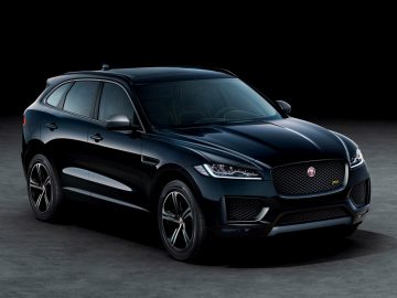 De Jaguar F-Pace SUV uit 2020 wordt op een donkere achtergrond weergegeven.