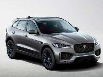 De Jaguar F-Pace SUV uit 2020 wordt weergegeven op een grijze achtergrond.