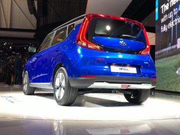 Een blauwe Toyota-auto is te zien op een autoshow.