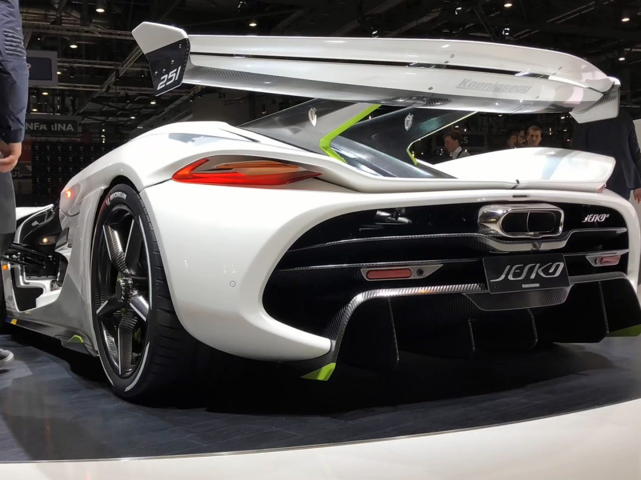 Een witte Toyota-sportwagen tentoongesteld op een autoshow.