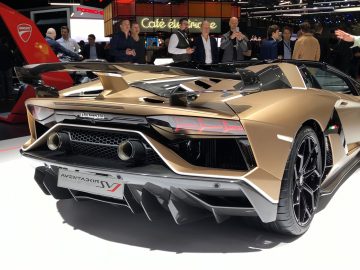 Een Toyota-auto tentoongesteld met mensen op de achtergrond.