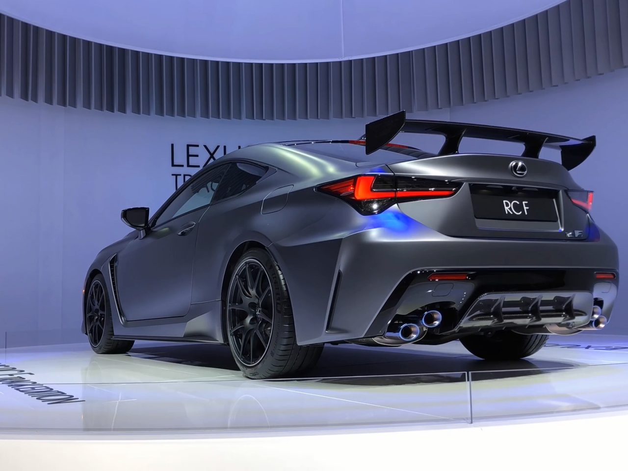 De Toyota Lexus RC F sportwagen wordt tentoongesteld.