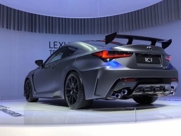 De Toyota Lexus RC F sportwagen wordt tentoongesteld.