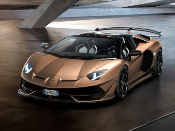 De Lamborghini Aventador SVJ Roadster staat geparkeerd in een parkeergarage.