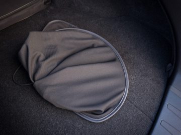 Een zwarte tas in de kofferbak van een Lexus UX.