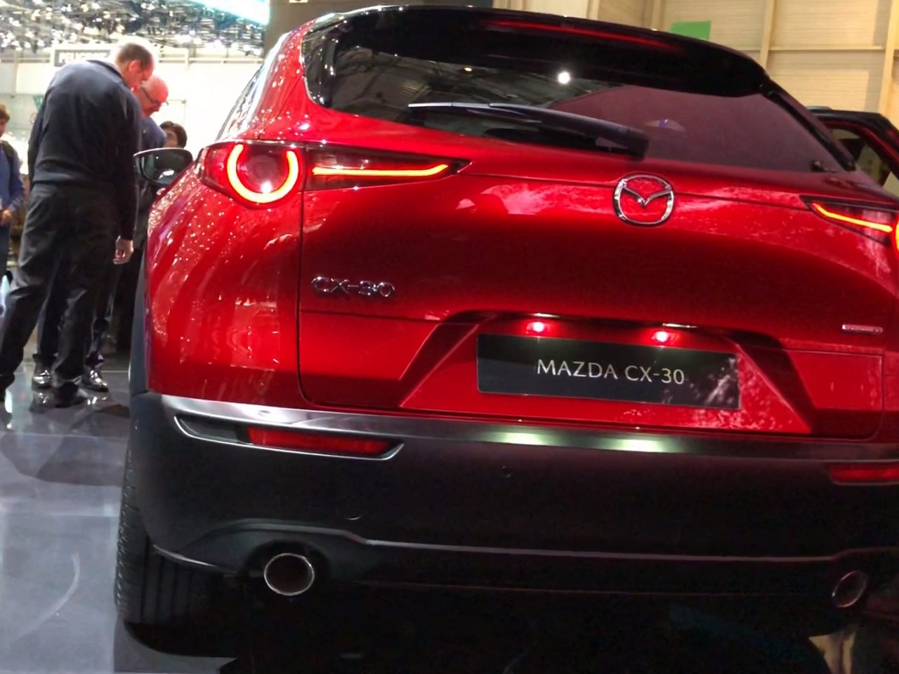 De achterkant van een rode Toyota CX - 3 op een autoshow.