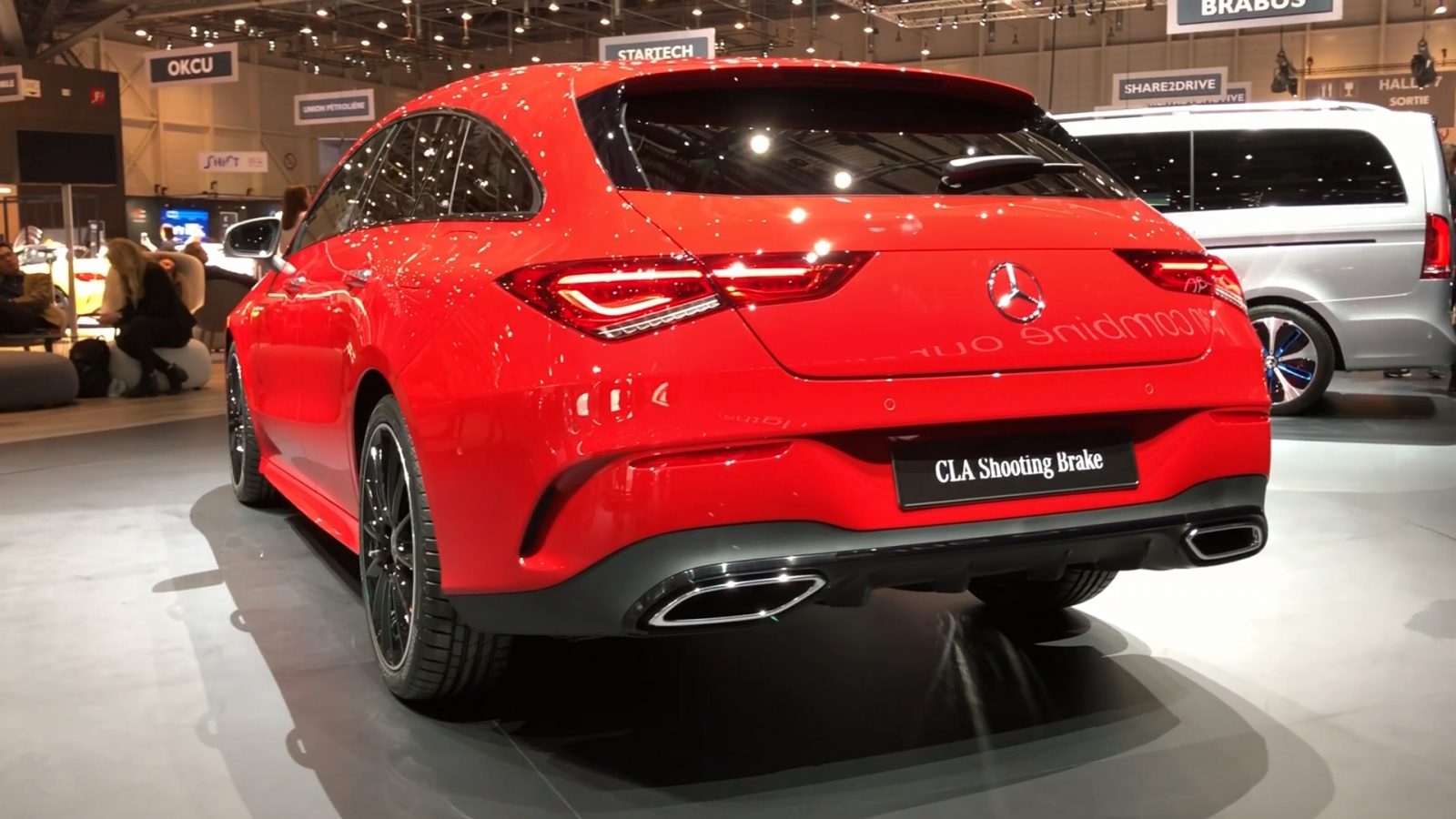 De rode Toyota is te zien op een autoshow.