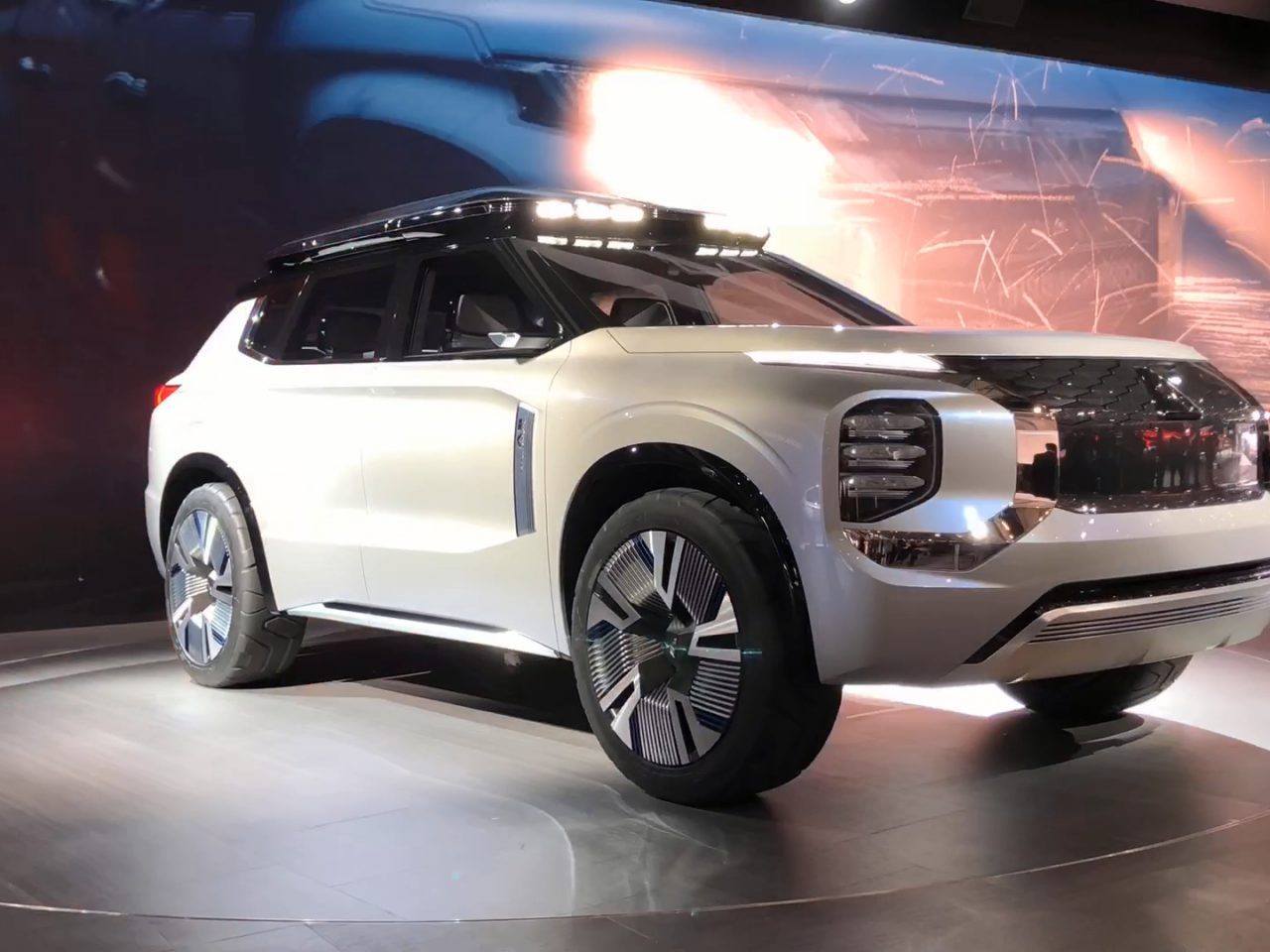 Een witte Toyota SUV is te zien op een autoshow.