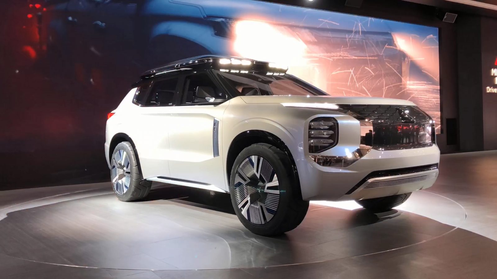 Een witte Toyota SUV is te zien op een autoshow.