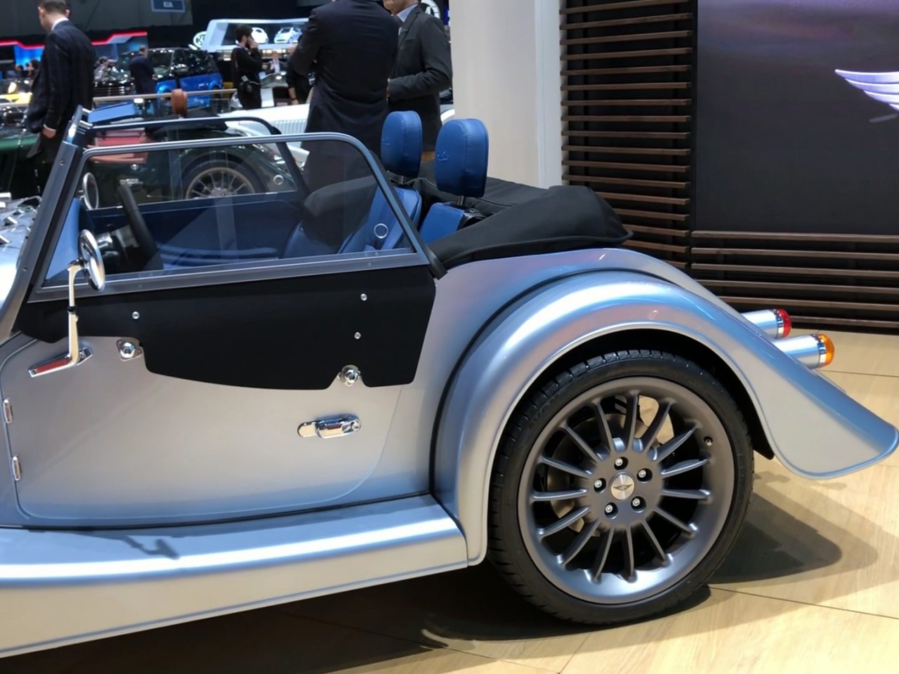 Een zilveren Toyota-sportwagen is te zien op een autoshow.