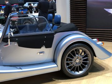 Een zilveren Toyota-sportwagen is te zien op een autoshow.