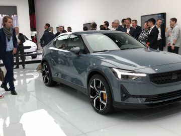 Een groep mensen staat voor een grijze Toyota SUV.