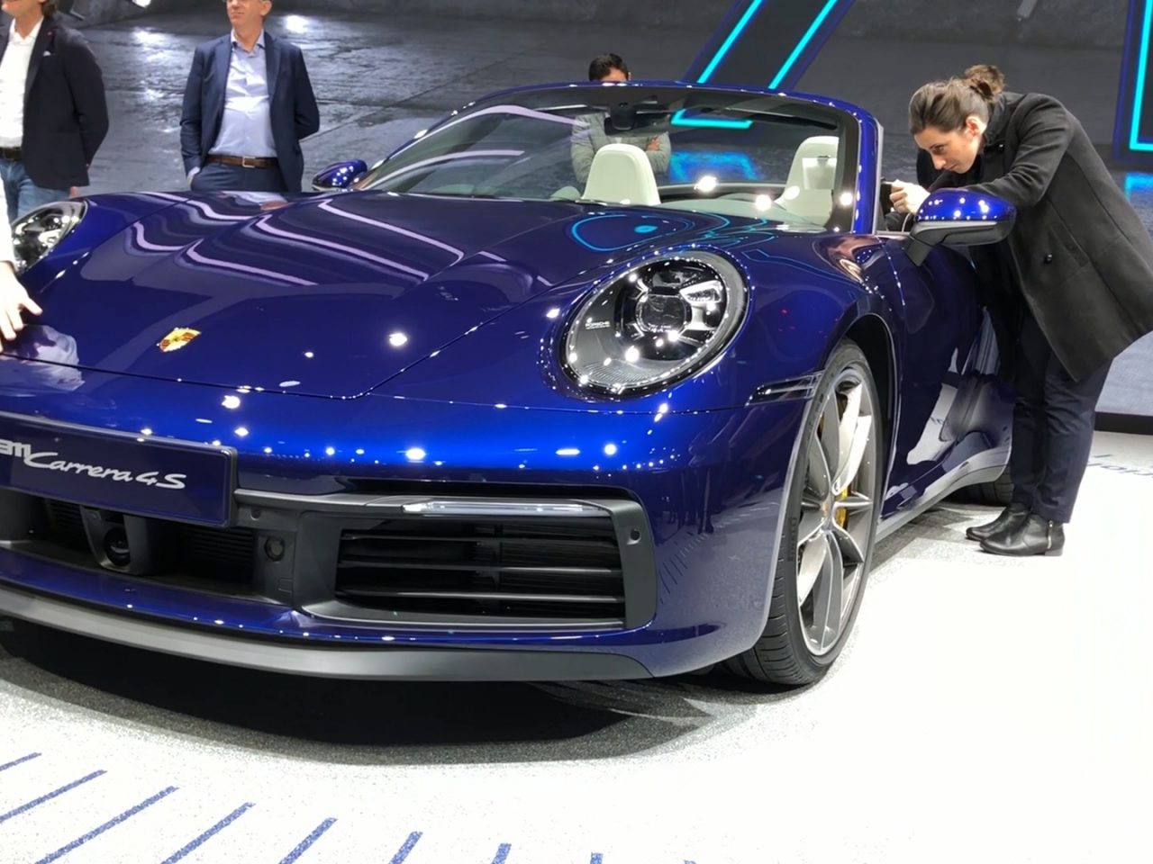 Een blauwe Toyota 911 cabriolet is te zien op een autoshow.