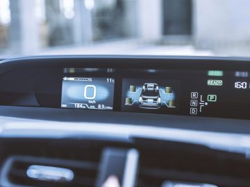 Het dashboard van een Prius met een digitaal display.