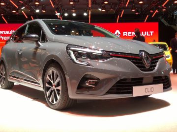 De Toyota is te zien op een autoshow.