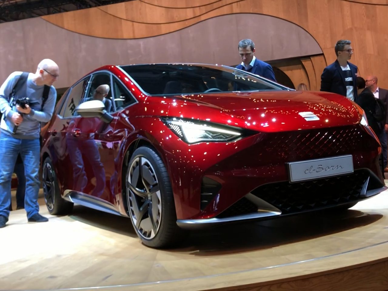 Een rode Toyota is te zien op een autoshow.