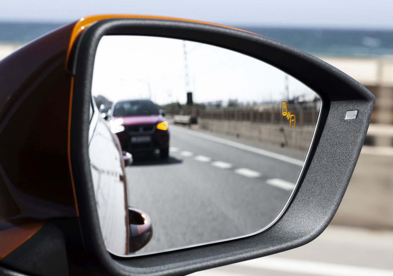 Een zijspiegel van een auto, ontworpen voor meer veiligheid.