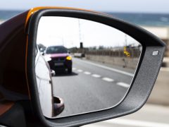 Een zijspiegel van een auto, ontworpen voor meer veiligheid.