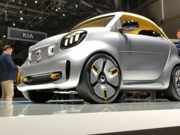 De slimme auto van Toyota is te zien op een autoshow.