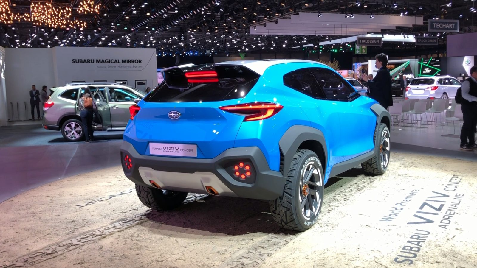 Een blauwe Toyota SUV is te zien op een autoshow.