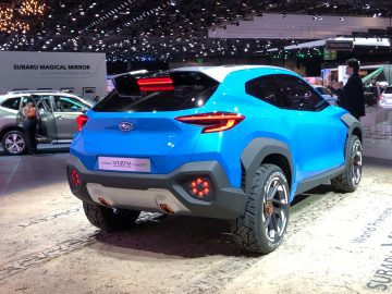 Een blauwe Toyota SUV is te zien op een autoshow.