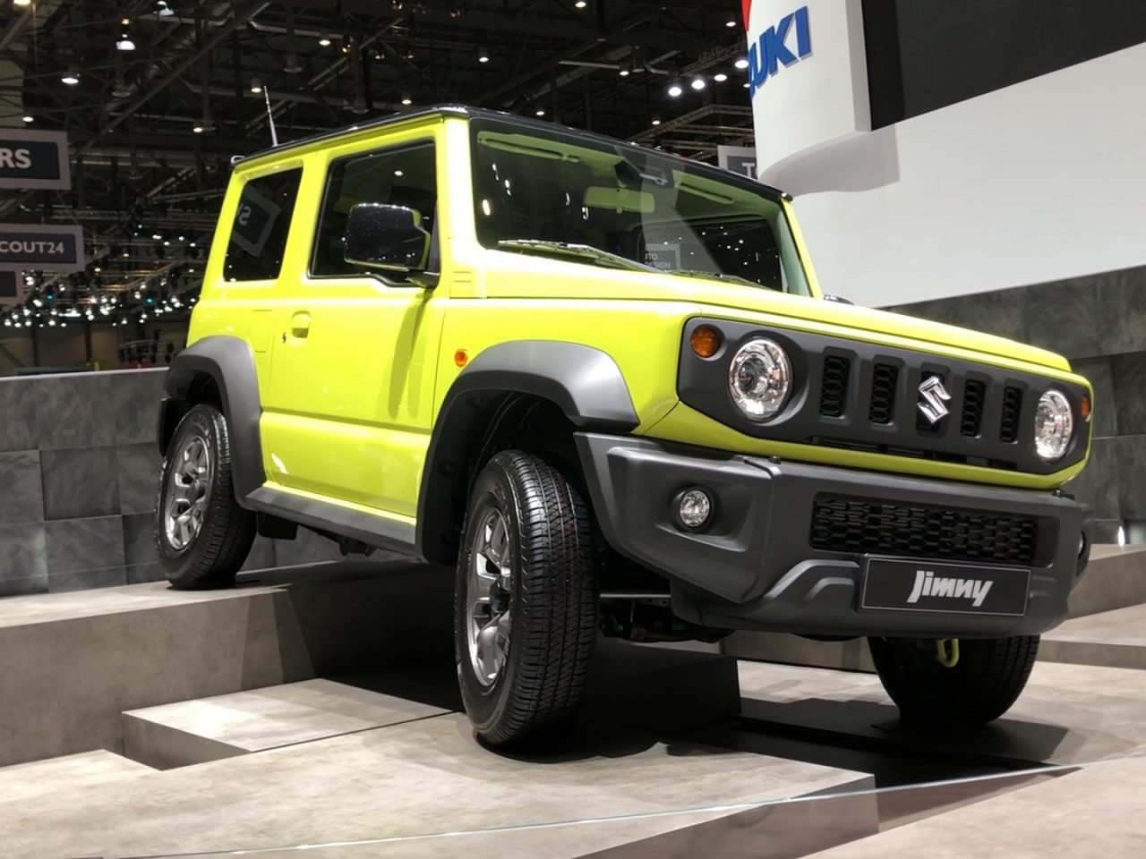 De Suzuki Jimny is naast Toyota-modellen te zien op een autoshow.