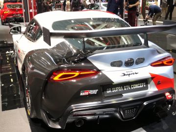 Op een autoshow wordt een Toyota tentoongesteld.