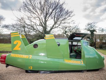 Een groene Thunderbird-auto met het nummer 2 erop.
