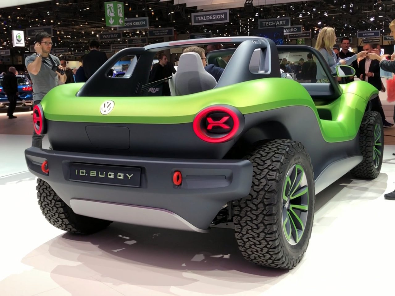 Een groene Toyota-auto is te zien op een autoshow.