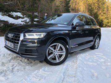 De Vredestein Audi Q7 staat geparkeerd op een besneeuwde weg.