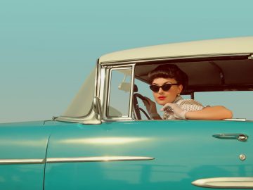 Een vrouw zit in een auto.