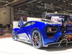 Een blauwe Toyota-sportwagen tentoongesteld op een autoshow.