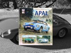 Op de cover van het tijdschrift APAL staat een afbeelding van een blauw-witte sportwagen.