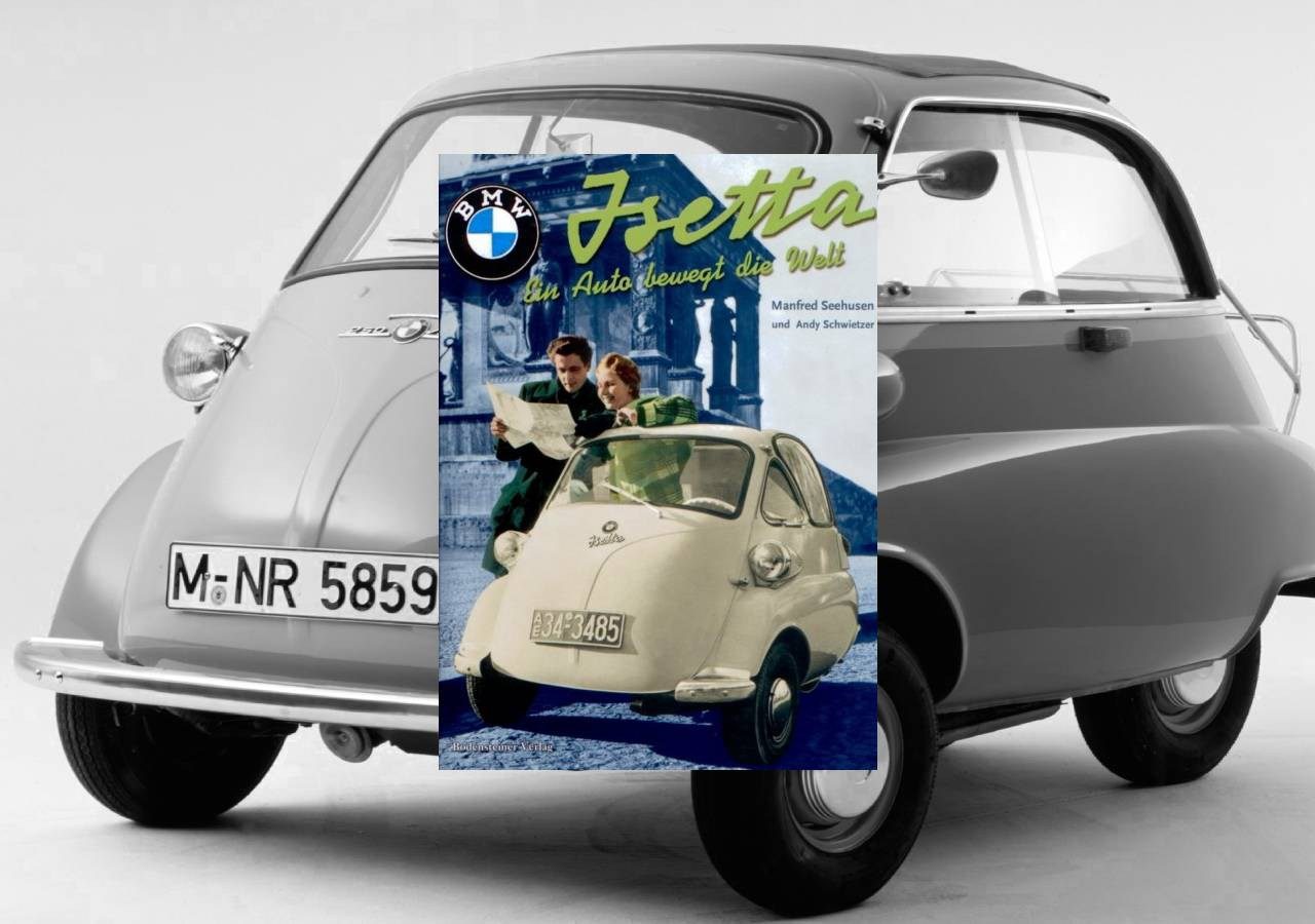 Een kleine Isetta-auto staat geparkeerd voor een witte achtergrond.