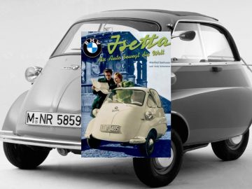 Een kleine Isetta-auto staat geparkeerd voor een witte achtergrond.