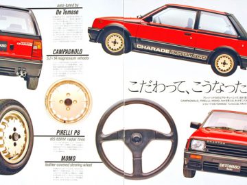 Japans autotijdschrift met afbeeldingen van een rode auto van Daihatsu en een stuur.