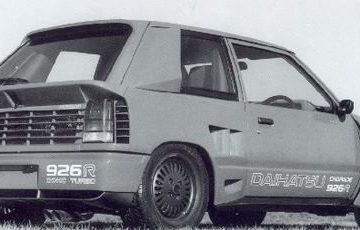 Een zwart-witfoto van een kleine Daihatsu-auto.