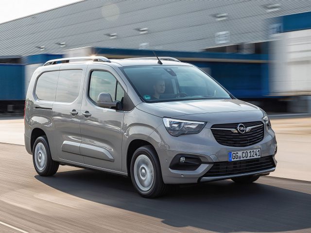 De nieuwe Opel Viva bedrijfswagens rijden over de weg.