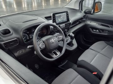 Het interieur van een Toyota PROACE City-bestelwagen met stuur en dashboard.