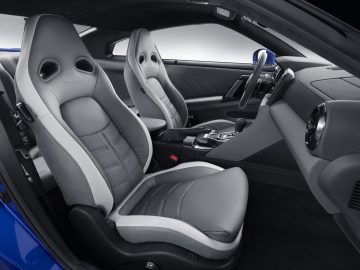 Het interieur van een blauwe Nissan-sportwagen.