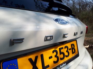De kentekenplaat van een witte Ford Focus Active-auto met een EU-kentekenplaat.