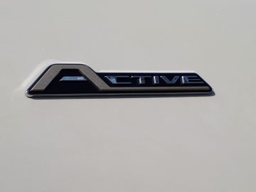 Een close-up van het Ford Focus Active-embleem op een witte auto.