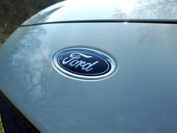 Een close-up van het Ford Focus Active-logo op een auto.