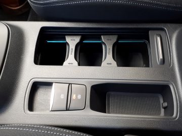 Een close-up van een Ford Focus Active-autoconsole.