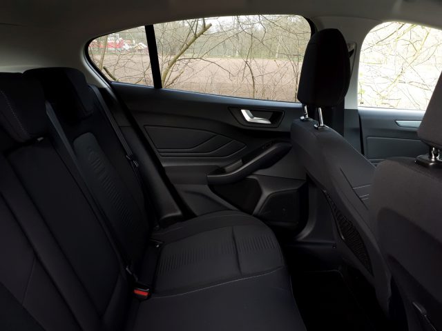 De achterbank van een Ford Focus Active met zwarte stoelen.