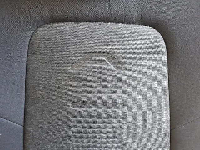 De achterkant van een grijze Ford Focus Active autostoel met een logo erop.